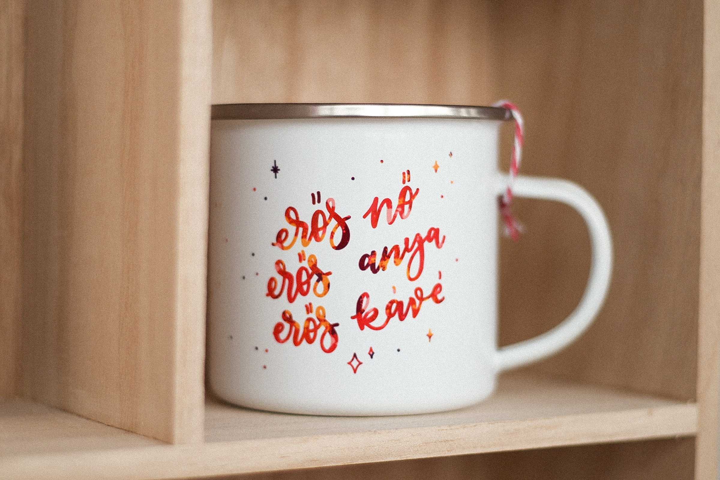 "Erős nő, erős anya, erős kávé" Cană emailată