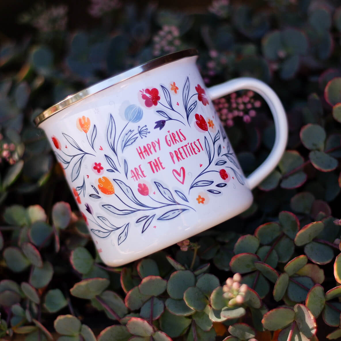 Cană emailată "Happy Girls Are The Prettiest" - Personizabil