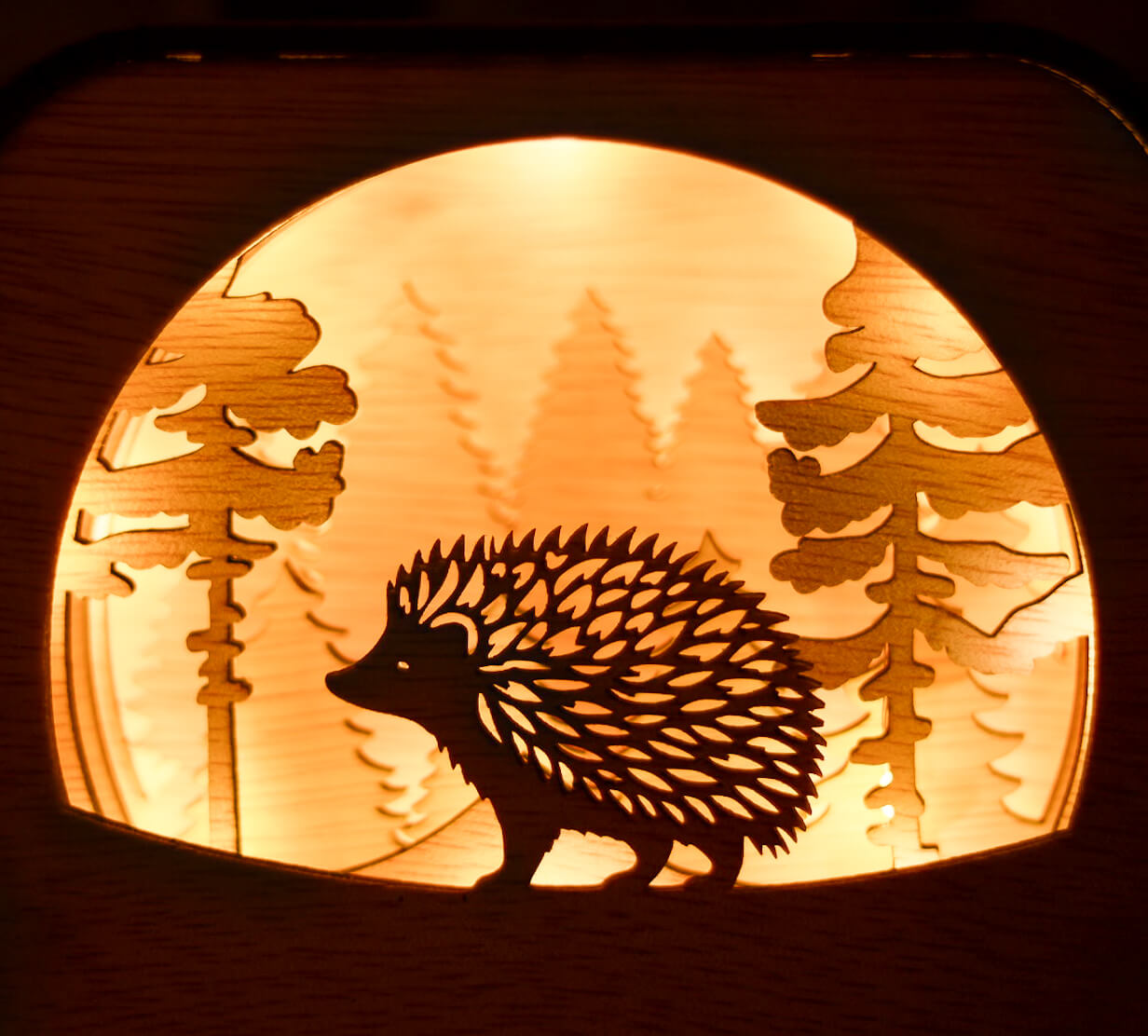 Lampă de veghe cu arici în pădure