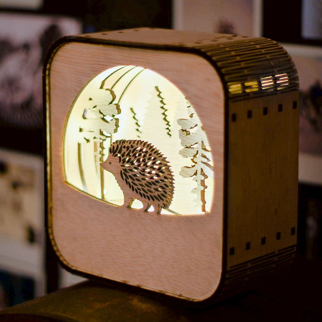 Lampă de veghe cu arici în pădure