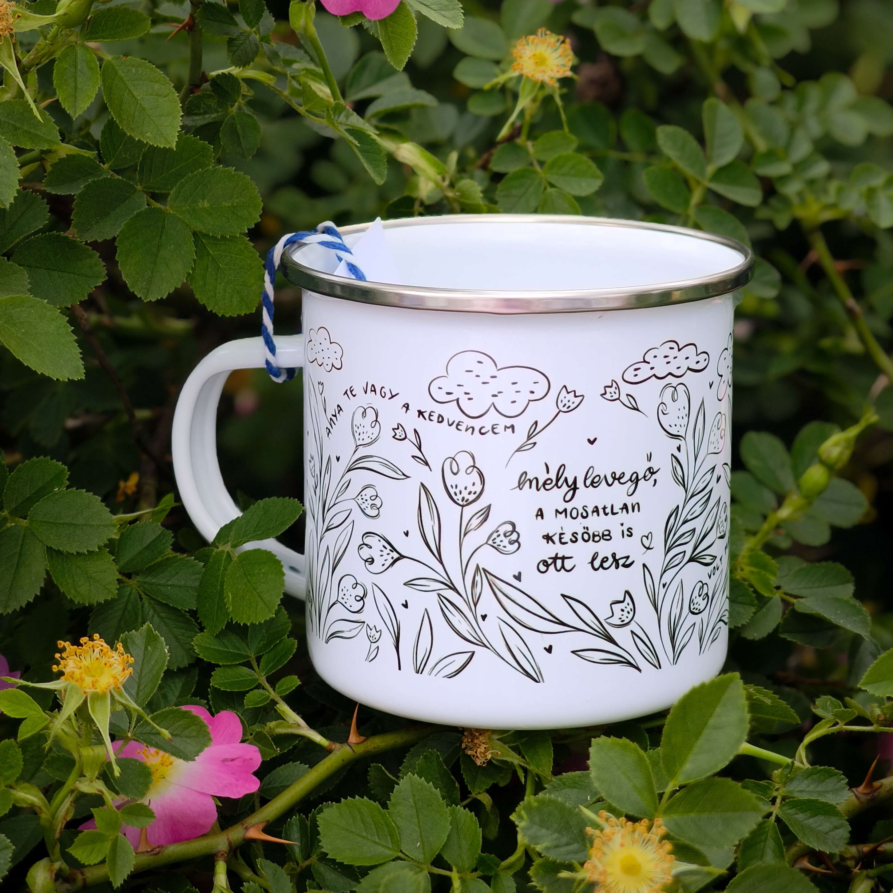 Cană emailată "A mosatlan később is ott lesz..."